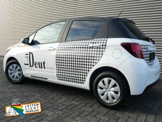 Reclame auto Toyota Yaris. Modezaak in Twente.